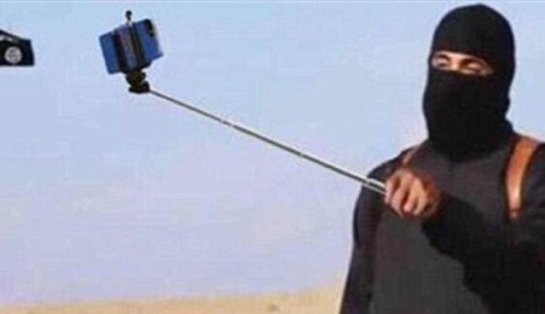 يتصورون سلفي والكفار يحاصرون المسلمين l علماء أهل السنة ؟ Isis-selfie