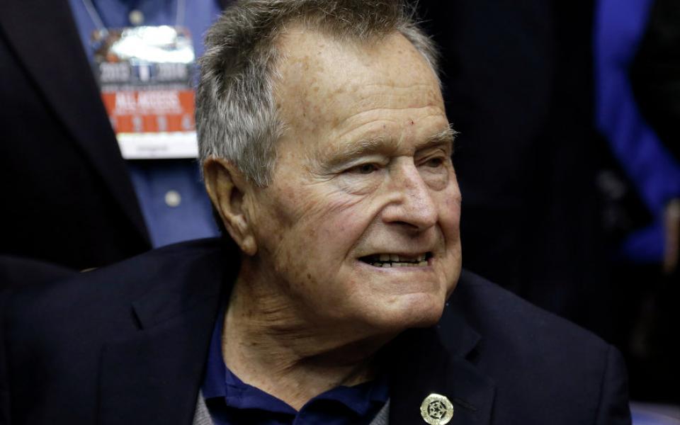جورج بوش الأب متهم بفضيحة تحرش جنسي - موقع رام الله الإخباري