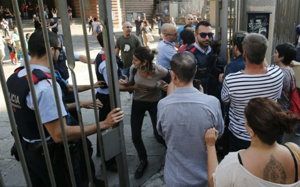 لضمان إجراء الاستفتاء..كاتلونيون يحتلون عدداً من المدارس لضمان إجراء الاستفتاء..كاتلونيون يحتلون عدداً من المدارس