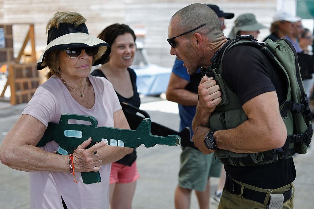 شركة اسرائيلية تدرب السياح الاجانب على قتل الفلسطينيين 