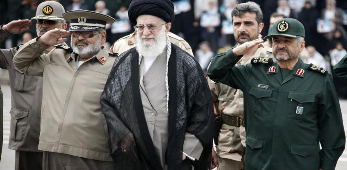 علي خامنئي مع قيادات الحرس الثوري