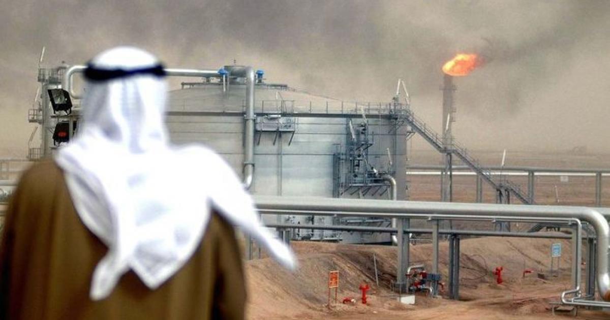 النفط ينخفض لأدنى مستوى له منذ أربعة أشهر