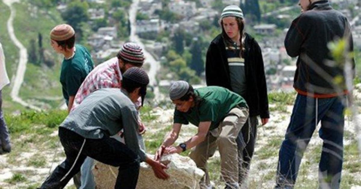 مستوطنون يختطفون مواطنًا تحت تهديد السلاح شرقي قلقيلية