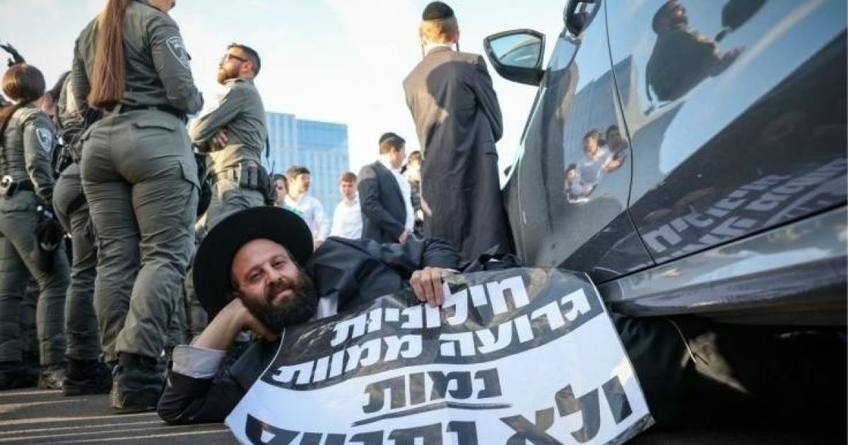 أزمة التجنيد تنفجر.. آلاف الحريديم يغلقون مداخل القدس ونتنياهو يتوعدهم بـ "يد من حديد"