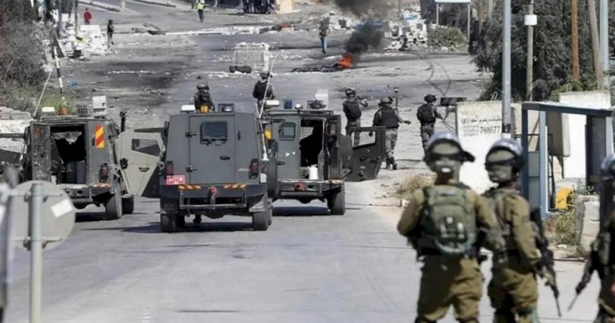 إصابتان برصاص الاحتلال ومداهمات لمنازل المواطنين في الضفة