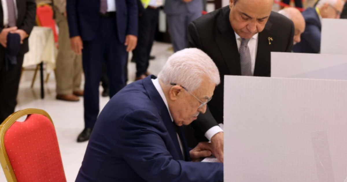 الرئيس يدلي بصوته في انتخابات اللجنة المركزية والمجلس الثوري لحركة "فتح"