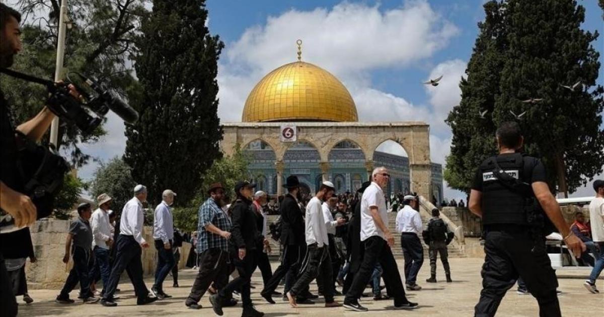 مستوطنون يدنسون الأقصى في يوم الجمعة ومنع المصلين من دخوله