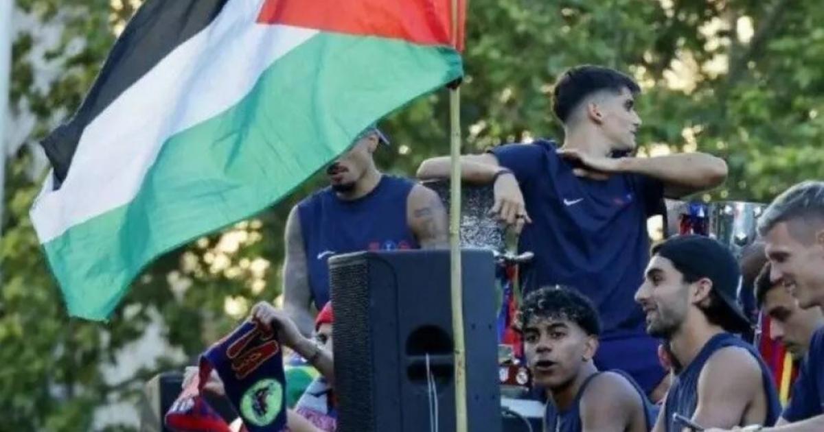 وزير "إسرائيلي" يهاجم يامال بعد رفعه علم فلسطين