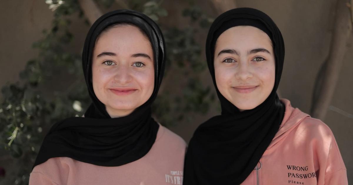 من بين الركام يولد الأمل.. شقيقتان غزيتان تفوزان بجائزة الأرض 2026