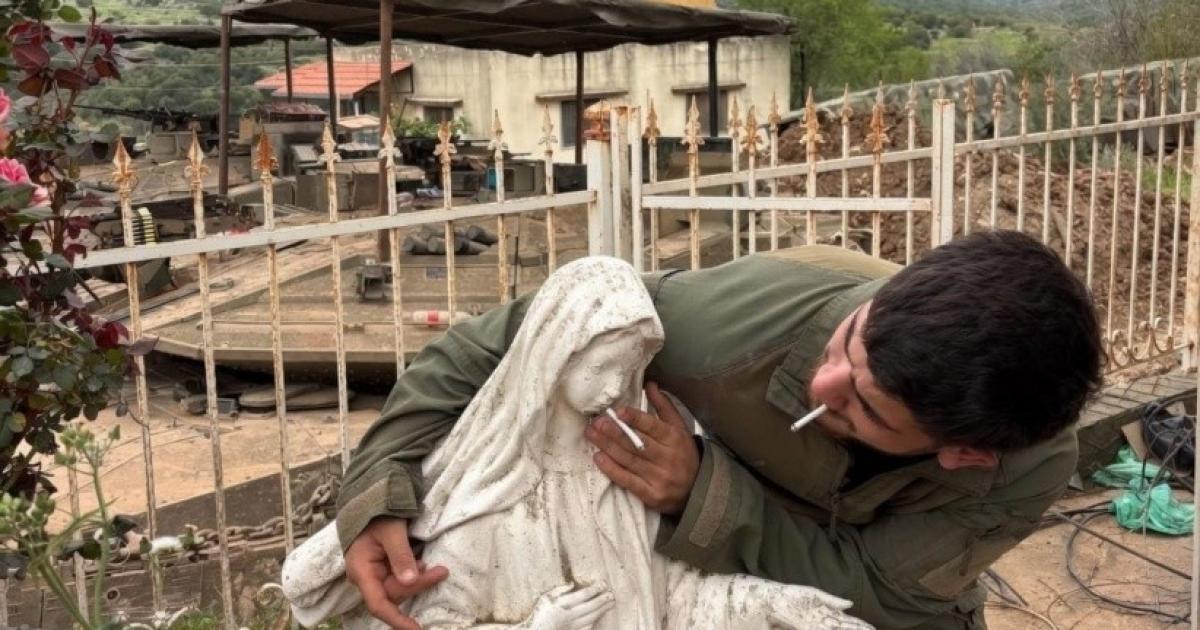إساءة جديدة للمقدسات الدينية.. جندي إسرائيلي يدنس تمثالا للسيدة العذراء في جنوب لبنان
