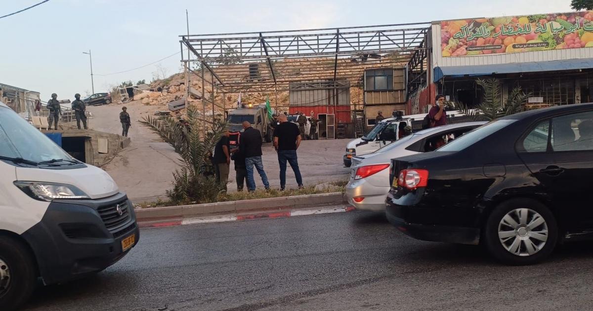 جيش الاحتلال يدمر محال تجارية لشق طرق استيطانية في العيزرية