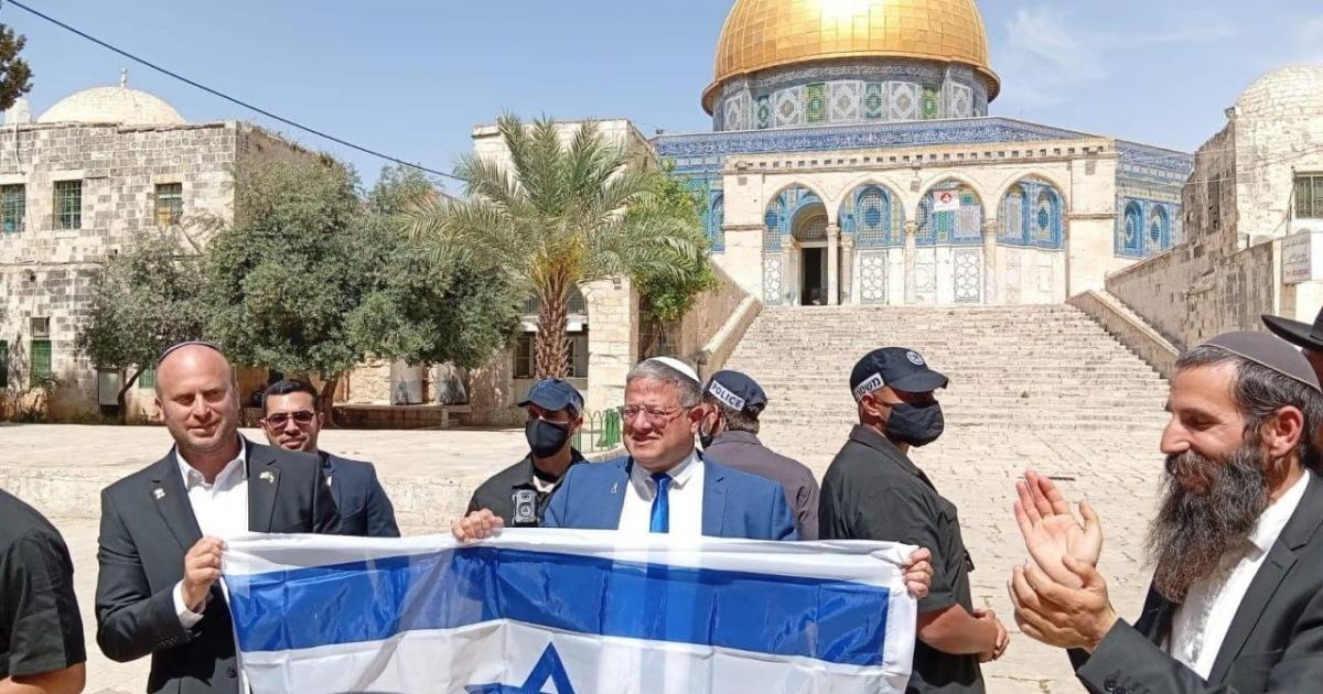 بن غفير يقتحم الاقصى ويرفع علم "اسرائيل" ويصرح : "لقد اصبح بايدينا الآن"