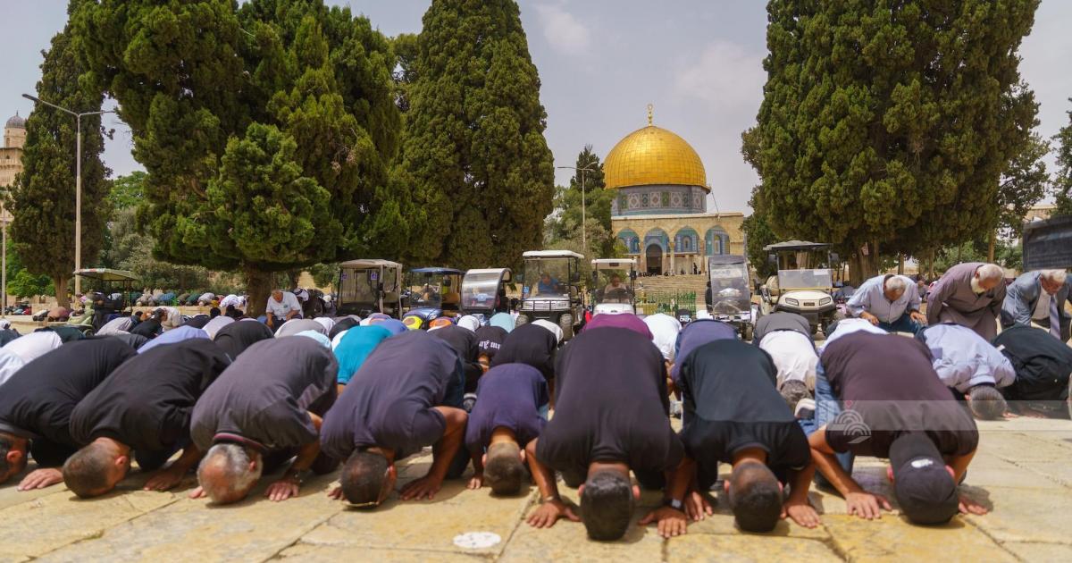عشرات الآلاف يؤدون الجمعة في المسجد الأقصى