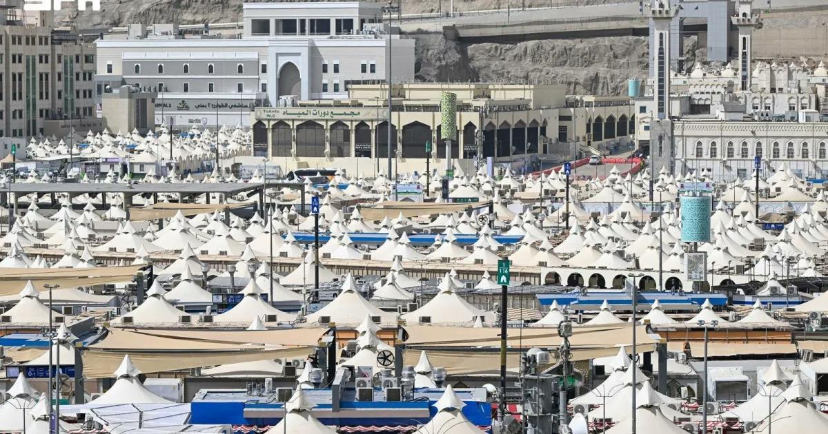 توافد الحجاج إلى منى إيذانًا ببدء مناسك الحج