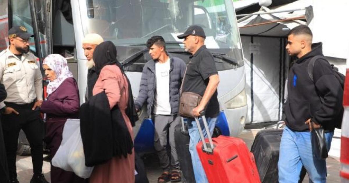 إجلاء 122 مريضا ومرافقا من غزة عبر معبر رفح للعلاج خارج القطاع
