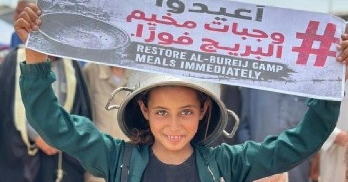 أطفال البريج يرفعون الأواني الفارغة في وقفة احتجاجية ضد الجوع