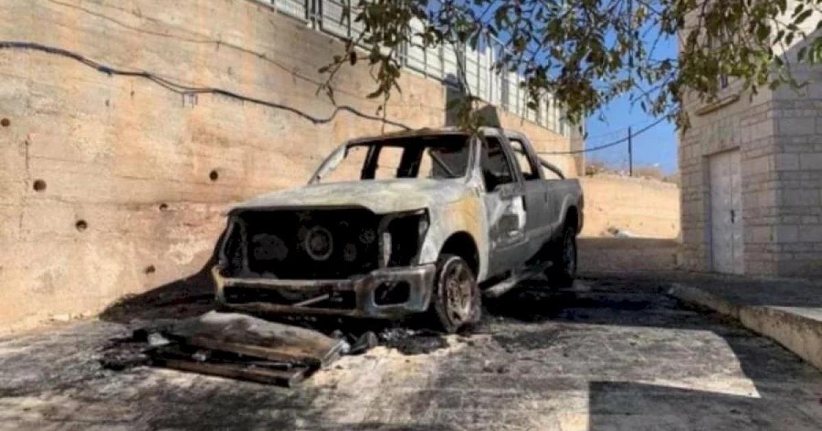 رام الله: مستوطنون يحرقون مركبة ويخطون شعارات عنصرية في أبو فلاح