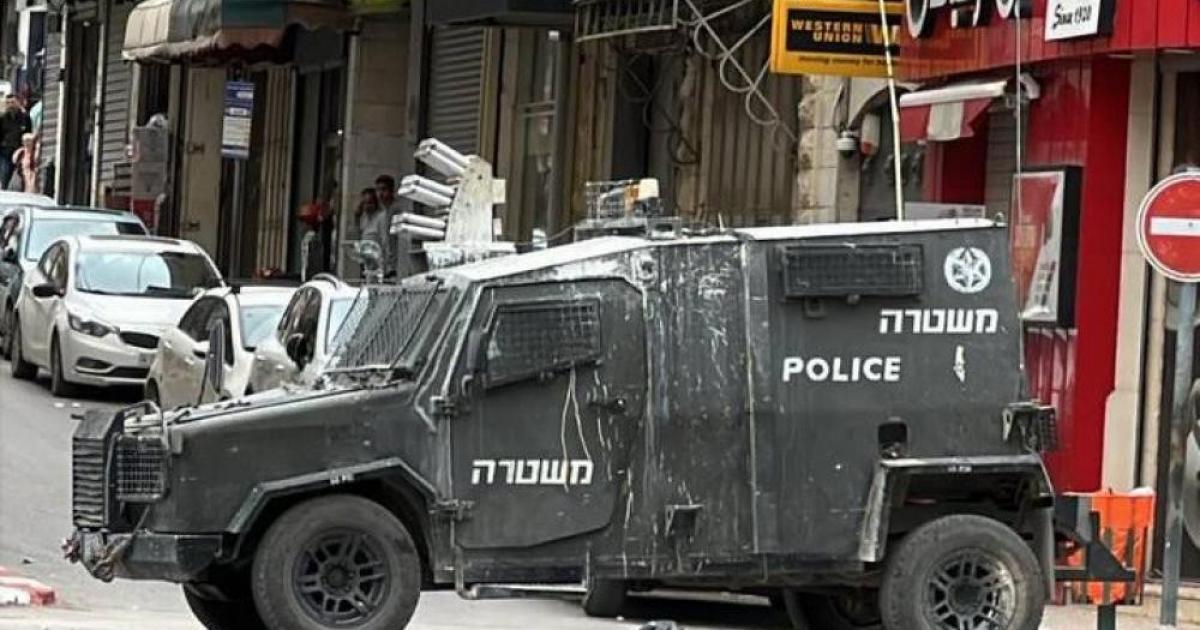 الاحتلال يعتقل 4 بينهم طفلان ويسرق مركبة بالخليل