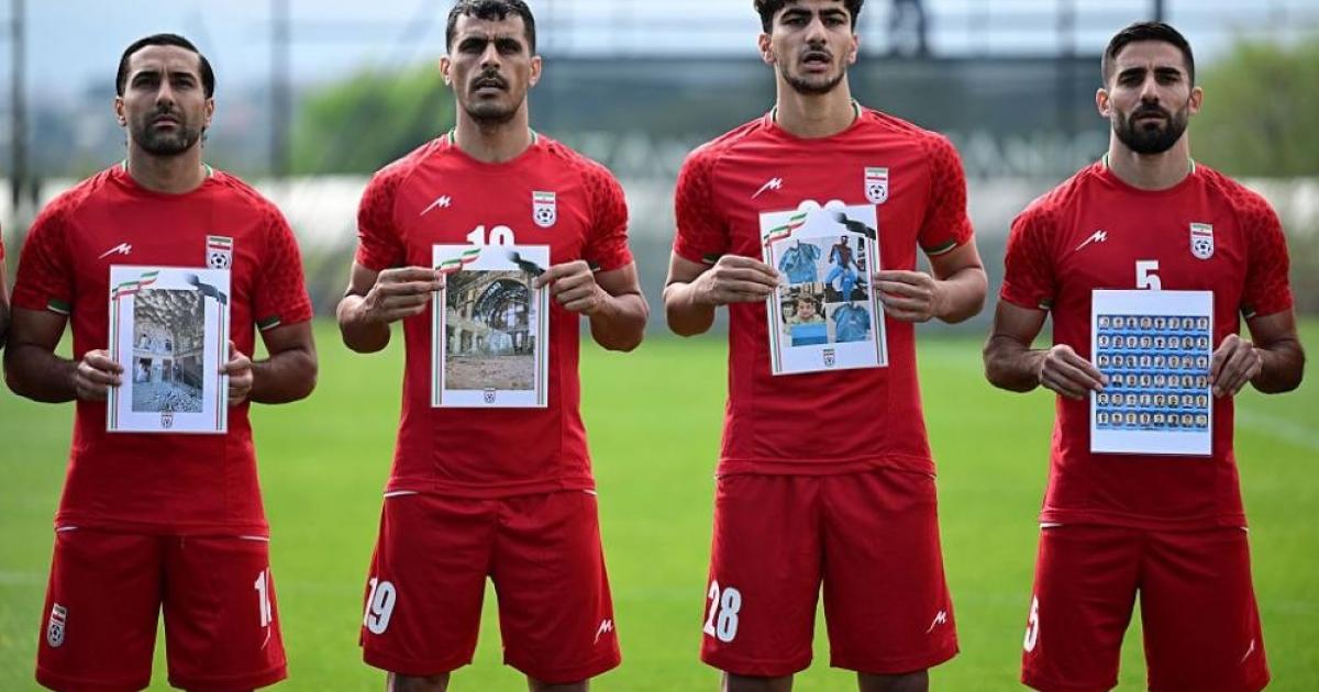 منتخب إيران يرتدي شارات تذكارية لضحايا مدرسة ميناب في المكسيك