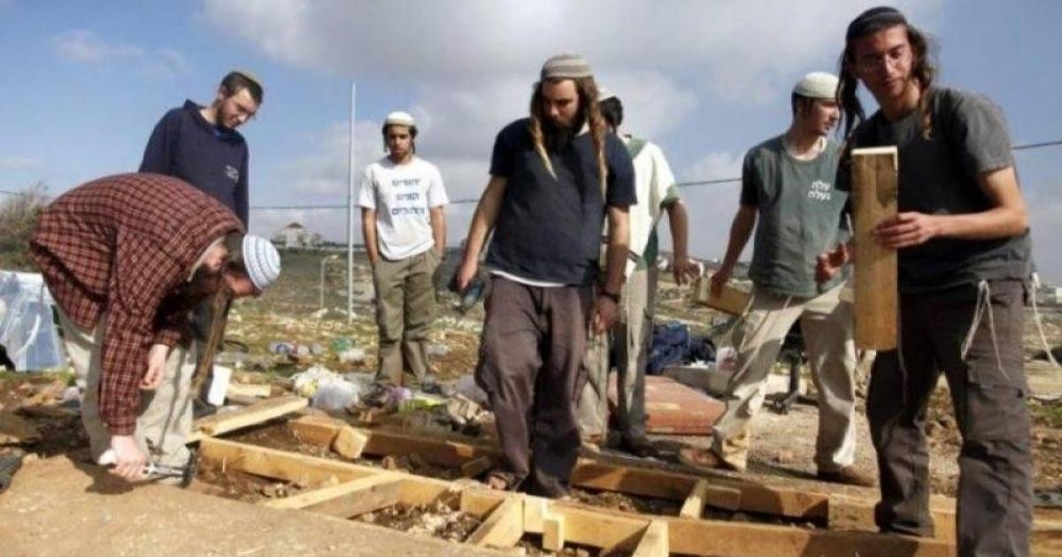 انتهاكات متصاعدة.. مستوطنون يعتدون على أراضي المزارعين بنابلس ويغلقون مداخل قرى بالخليل