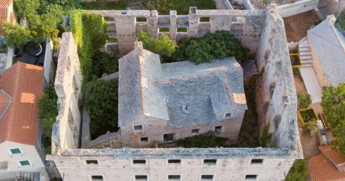 منزل داخل منزل.. قصة أغرب العجائب المعمارية في كرواتيا