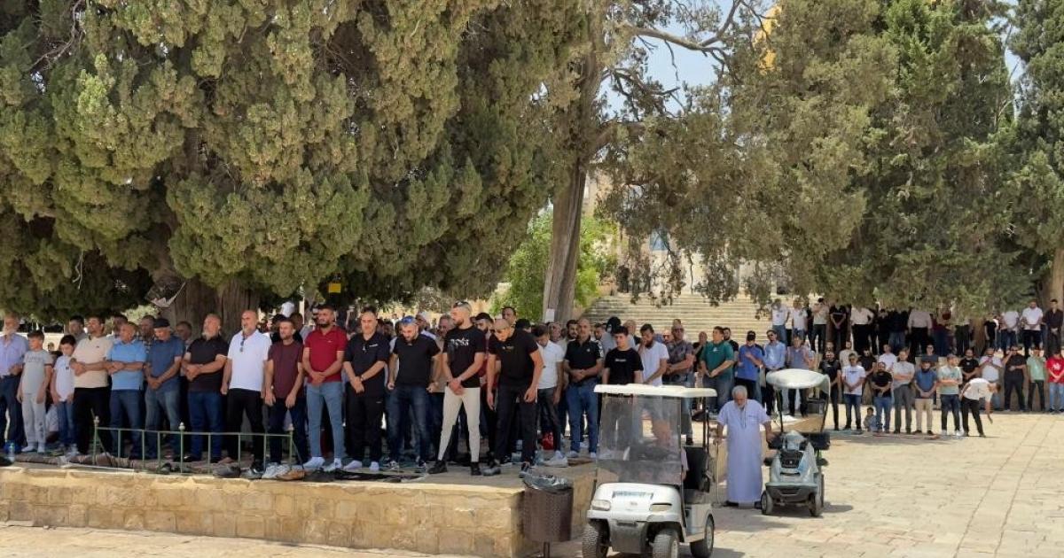 75 ألف مصلّ يؤدون الجمعة في الأقصى