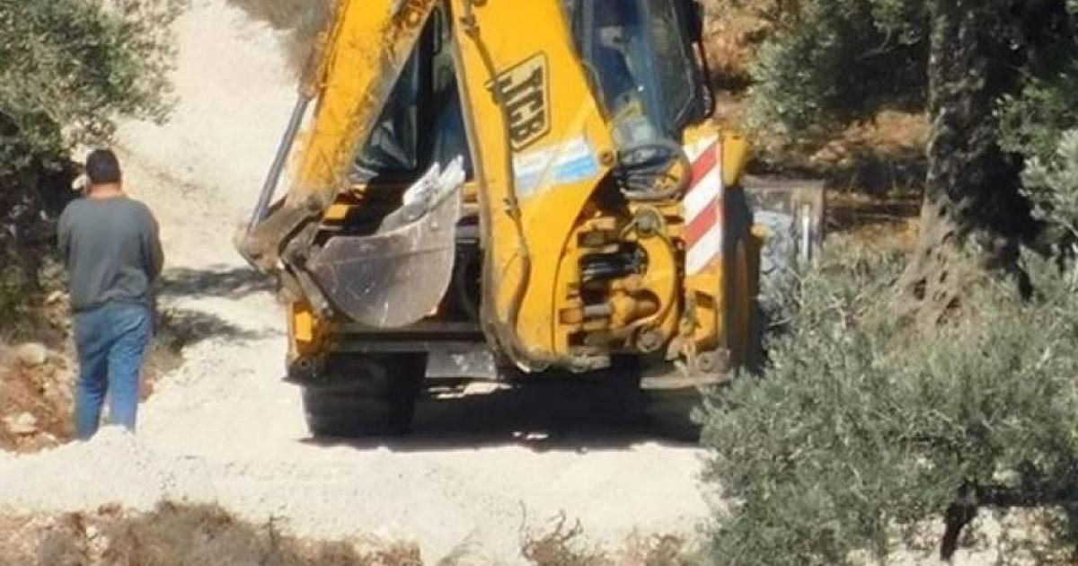 مستوطنون يجرفون أراضي شمال القدس