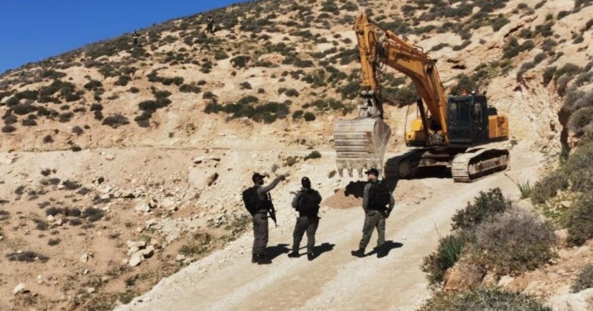 الاحتلال يشق طريقاً استيطانيا في أراضي بتير غرب بيت لحم
