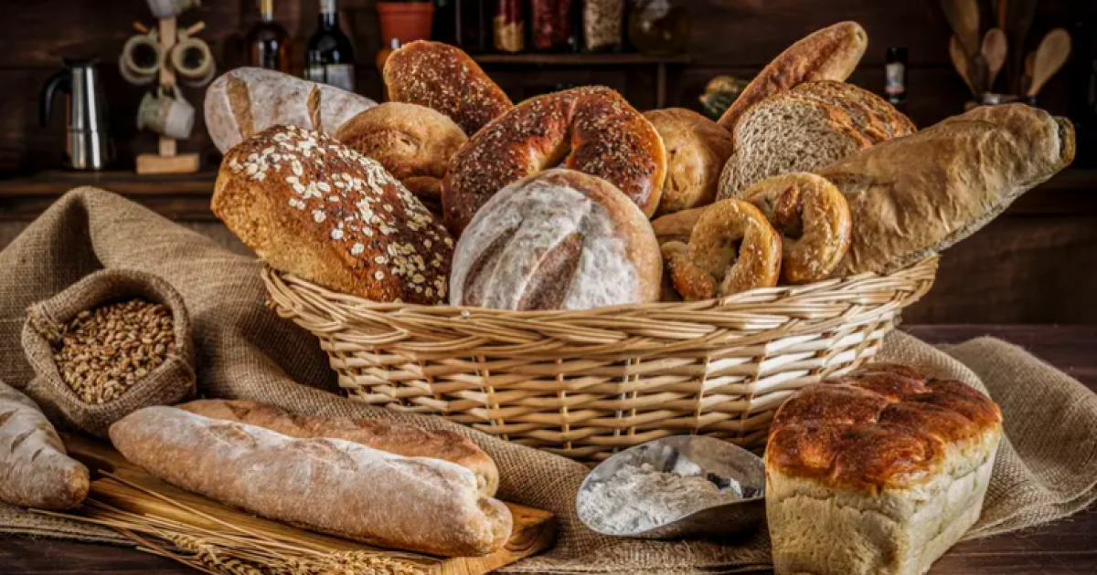 الخبز الأبيض أم الأسمر.. كيف تختار الرغيف الذي لا يعبث بسكر دمك؟