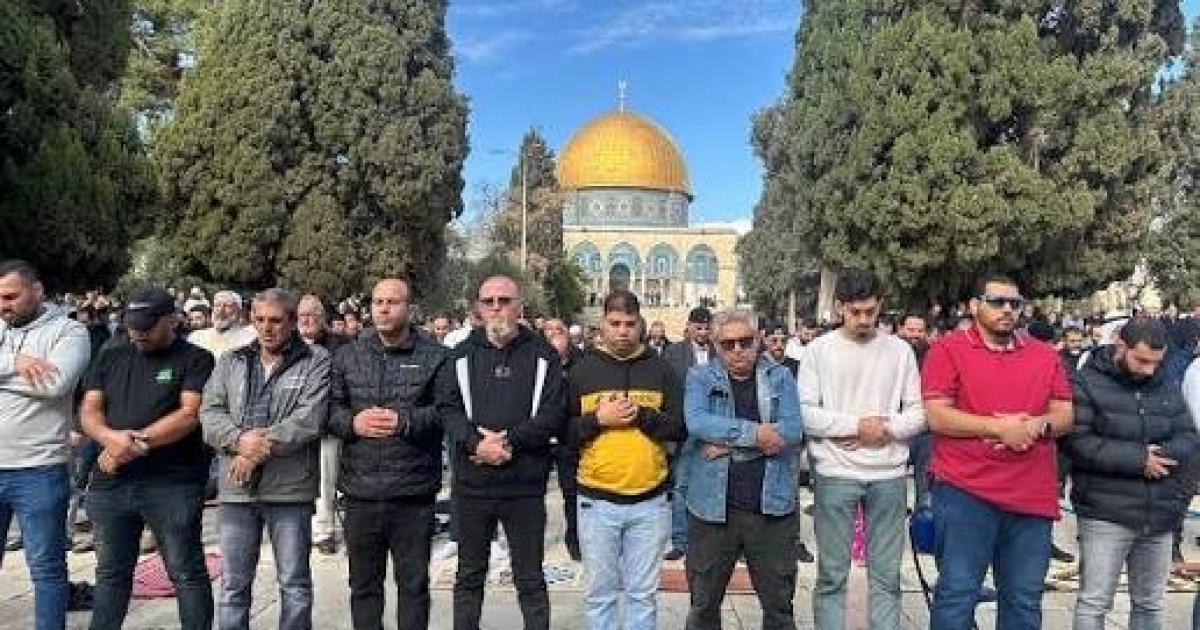 60 ألف مصلّ يؤدون الجمعة في الأقصى