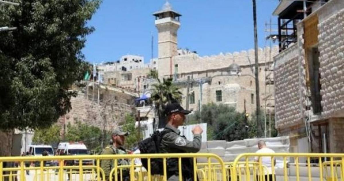 "الأوقاف" تدين إزالة الاحتلال المظلة الموجودة بصحن "الإبراهيمي"