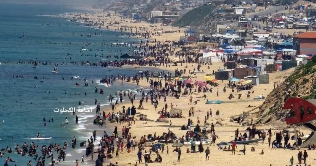 أمواج غزة تطفئ لهيب النزوح: البحر.. الملاذ الأخير للهروب من جحيم الخيام