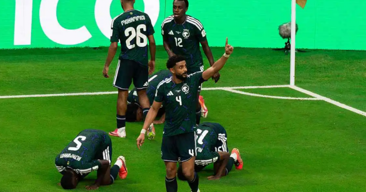 هؤلاء الأفضل.. إعلاميون سعوديون يشيدون بأداء الأخضر أمام أوروغواي بكأس العالم