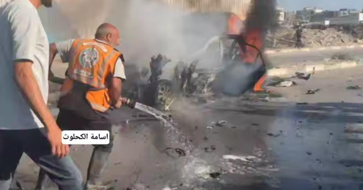 شهداء ومصابون إثر قصف الاحتلال مركبة وسط قطاع غزة