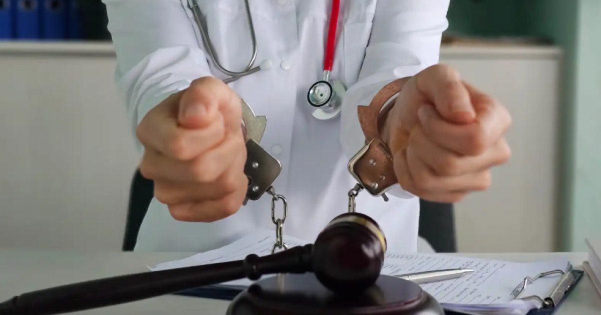 توقيف طبيبة بعد العثور على رفات 32 جنينًا في حديقة منزلها