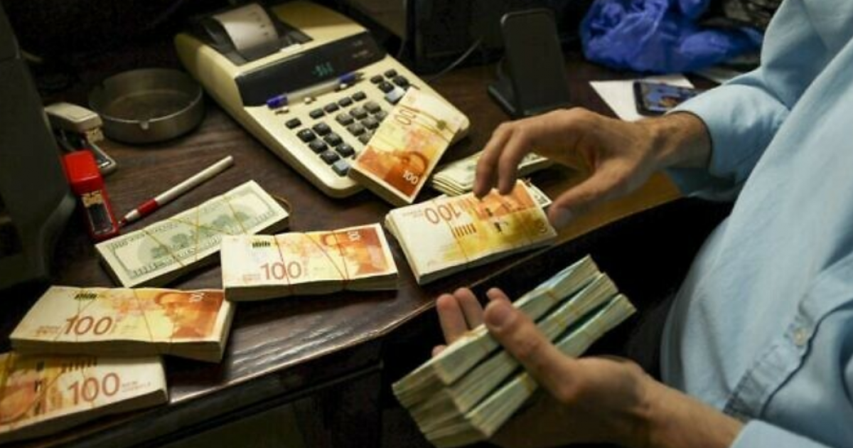 مصادر: صرف رواتب الموظفين غداً بنسبة 50%