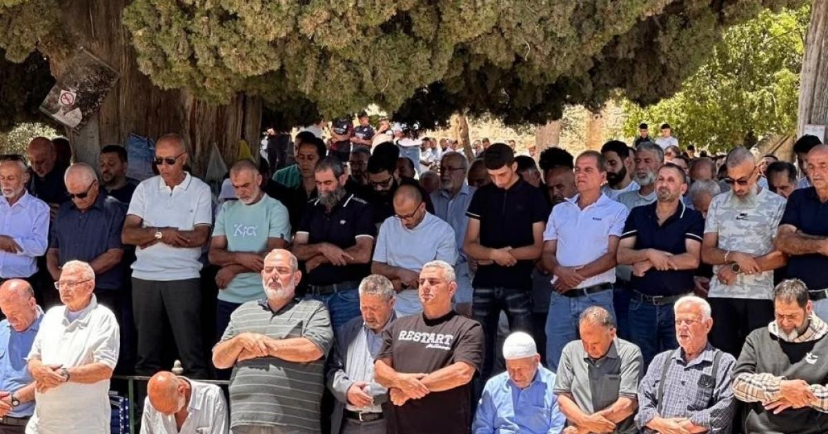 70 ألف مصلّ يؤدون الجمعة في الأقصى