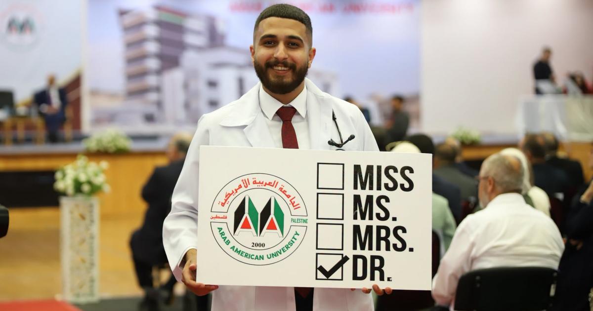 شاهد ...طلاب الدفعة الأولى من كلية الطب في الجامعة العربية الامريكية يؤدون قسم المهنة