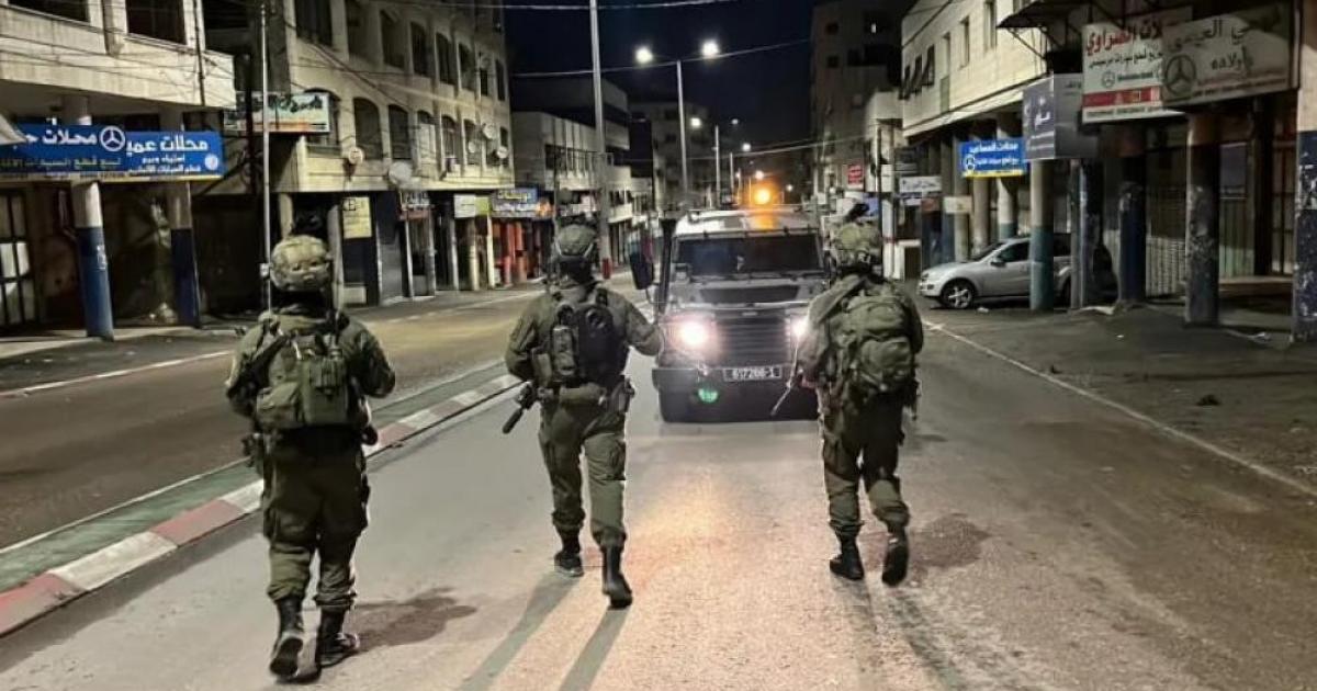 الاحتلال يقتحم أحياء في رام الله والبيرة ويطلق قنابل الصوت