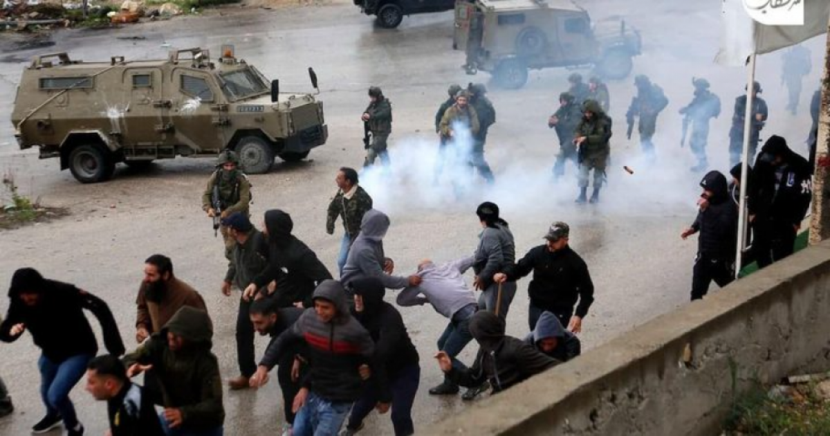 إصابات بالاختناق خلال اقتحام قوات الاحتلال محيط مجمع فلسطين الطبي
