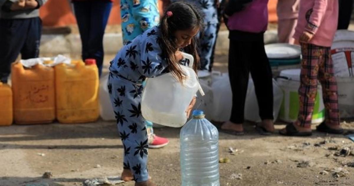 من 85 إلى 20 لتراً يومياً: انهيار حاد في إمدادات المياه بقطاع غزة