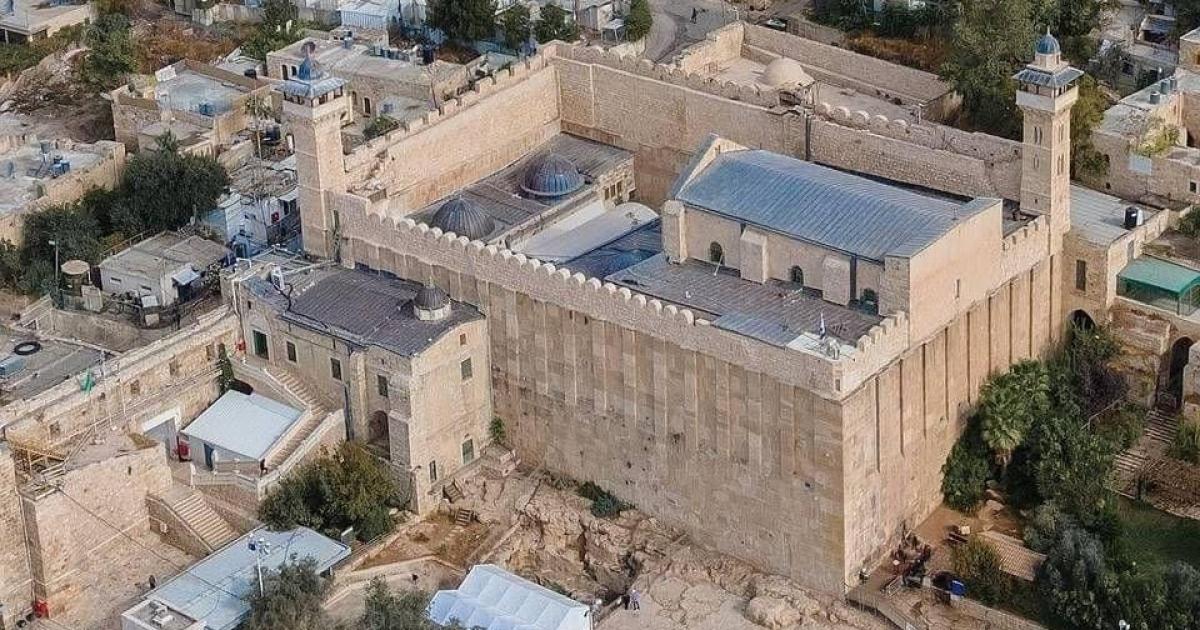 سقف صحن الحرم الابراهيمي.. تغيير لمعالم تاريخية ومحاولة لفرض سيطرة كاملة عليه
