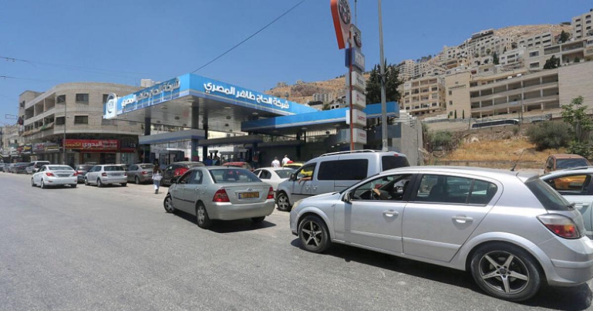 "وين في بنزين؟".. مواطنون يبحثون عن الوقود وهيئة البترول تؤكد استمرار التزويد