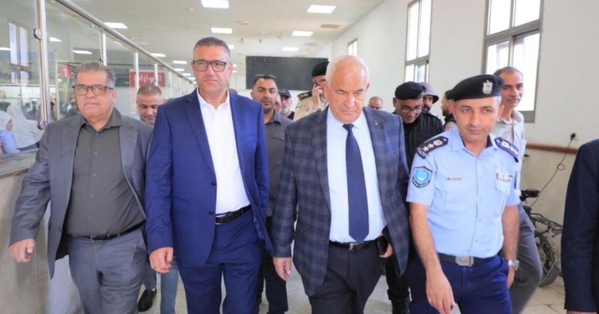 وزير الداخلية يتفقد معبر الكرامة