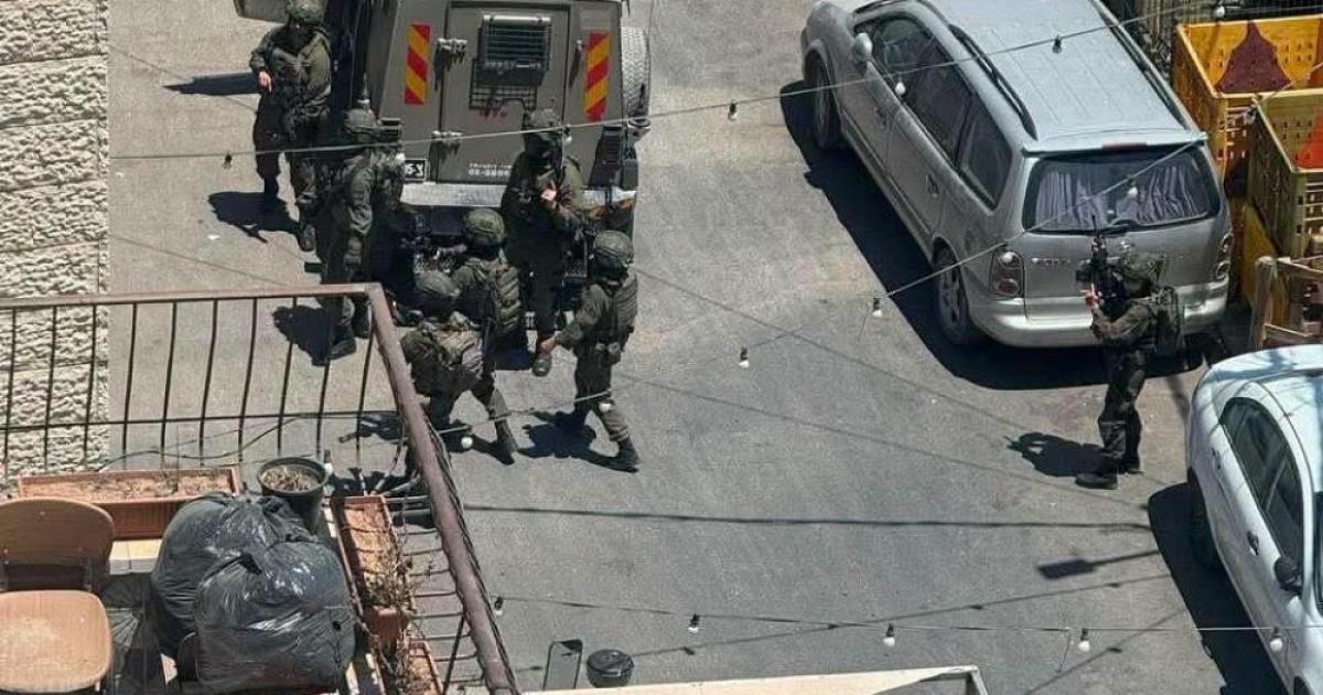 الاحتلال يقتحم مخيم قلنديا بالقدس ويعتقل فتى