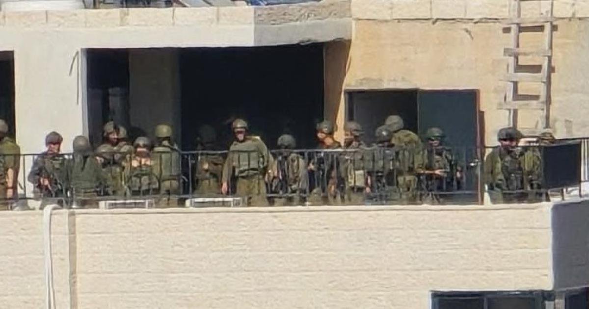 قوات الاحتلال تقتحم حي سطح مرحبا وتعتلي سطح بناية