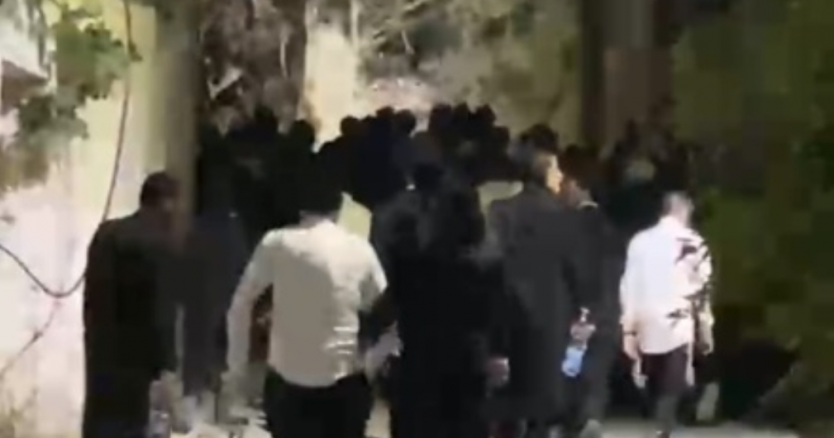 المستوطنون يهاجمون منازل المواطنين ويعيثون خرابا في ممتلكاتهم بكفل حارس
