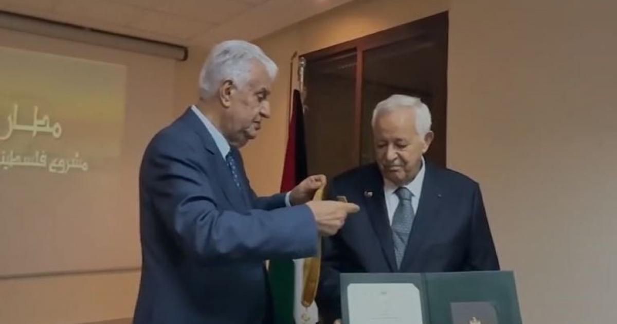 الرئيس يمنح المهندس المغربي أحمد البيّاز "نجمة يبوس" من وسام الرئيس ياسر عرفات