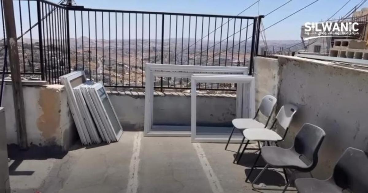 الاحتلال يسلم مقدسيًا ووالده قرارًا بهدم منزليهما بالقدس