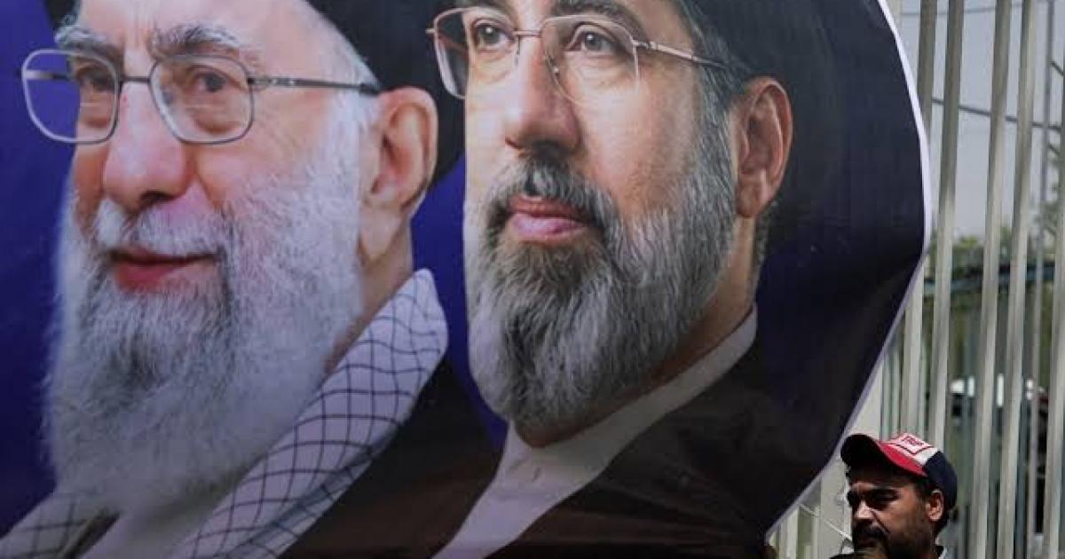 خامنئي يتعهد بالثأر لوالده